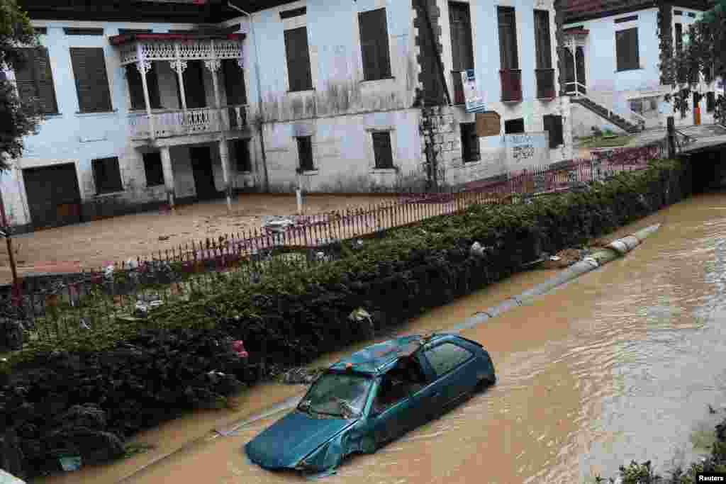 Pár óra alatt zúdult Petrópolisra egy hónapnyi eső, az áradás otthonokat és üzleteket tett teljesen tönkre