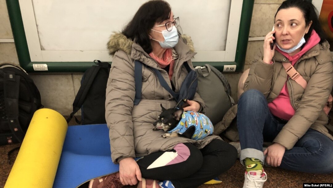 Екатерина (42), нејзината 64-годишна мајка Викторија и нивната чивава Лукас (12, без заби), беа меѓу илјадниците жители на Киев кои избегаа под земја, во градското метро, за да се засолнат по предупредувањата за можни руски напади.