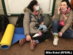 42-летняя Екатерина (справа), ее 64-летняя мать Виктория и их чихуахуа Лукас — среди тысяч киевлян, укрывшихся в метро