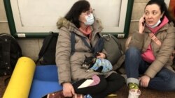 Jekaterina (desno) sa majkom Viktorijom i čivavom u kijevskom metrou