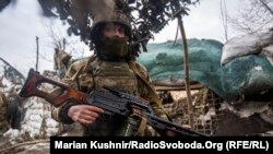 Un militar ucrainean pe o poziție de luptă în Donbas, în apropiere de Horlivka, 17 februarie 2022