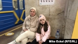 Емилија, 36-годишна ИТ-програмерка, и нејзината 8-годишна ќерка Ира, беа меѓу илјадниците жители на Киев кои избегаа под земја, за да се засолнат по предупредувањата за можен Руски напад на главниот град на Украина.
