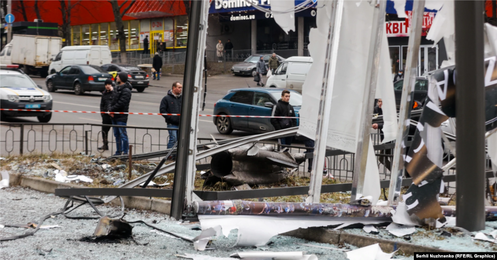 Обломки на улице Киева после удара ракетой