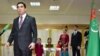Гурбангулы Бердымухамедов (слева) после голосования на президентских выборах 12 февраля 2017 года, за ним его сын Сердар Бердымухамедов (второй справа) и другие члены семьи. Г.Бердымухамедов получил 97,69 % голосов и в очередной раз был объявлен президентом Туркменистана.