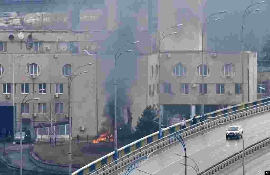 Дым і полымя ўздымаюцца каля вайсковага будынку пасьля ўдару ў Кіеве