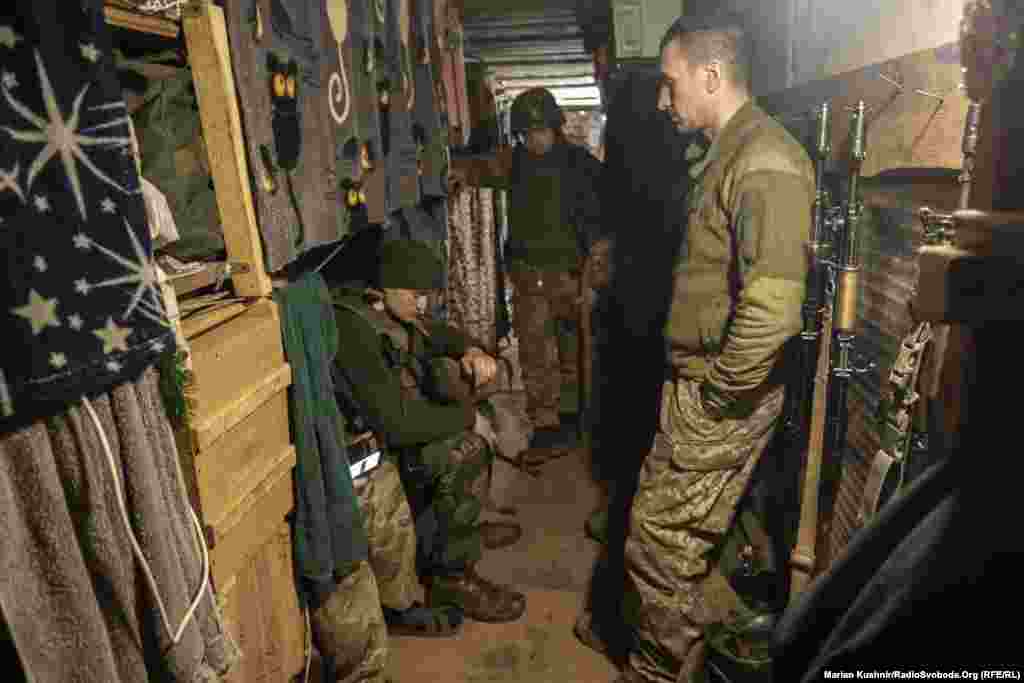 Военные десантно-штурмовой бригады ВСУ пережидают обстрел в хранилище