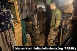 Украински войници от позицията в Новолуганск стоят в бункера си