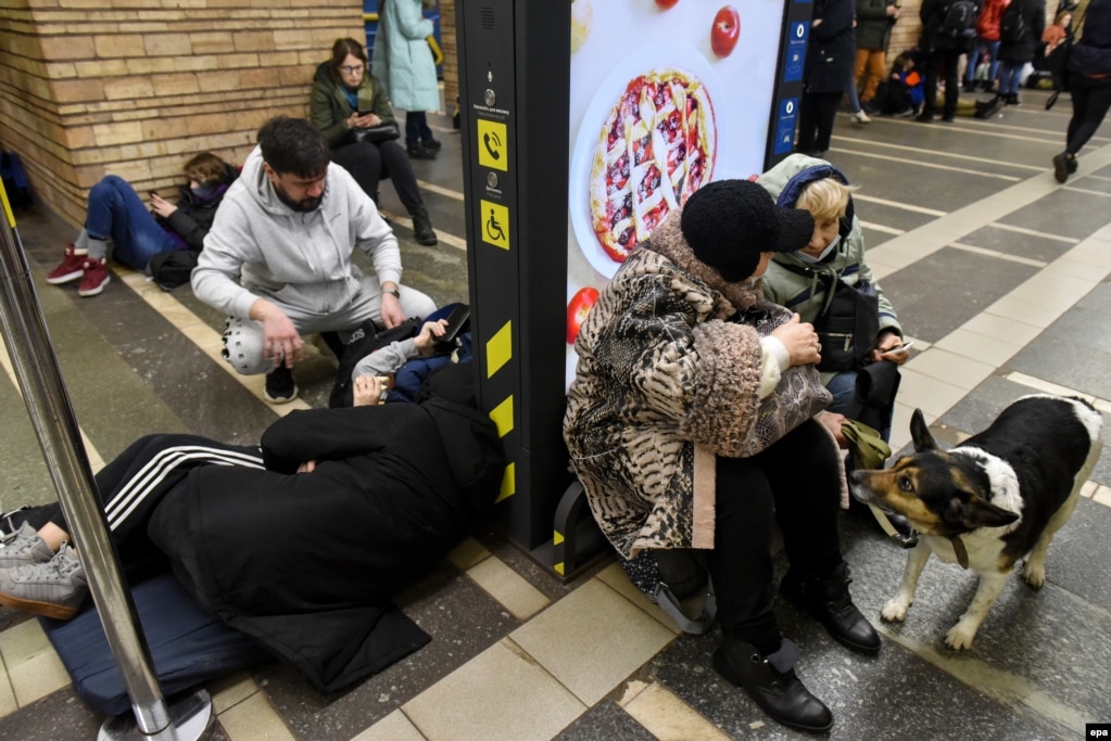 Stacionet e metrove më 24 shkurt u bën strehë për shumë banorë të kryeqytetit ukrainas, Kiev. Pas nisjes së operacionit rus ndaj Ukrainës, autoritetet në Kiev shpallën gjendje lufte.