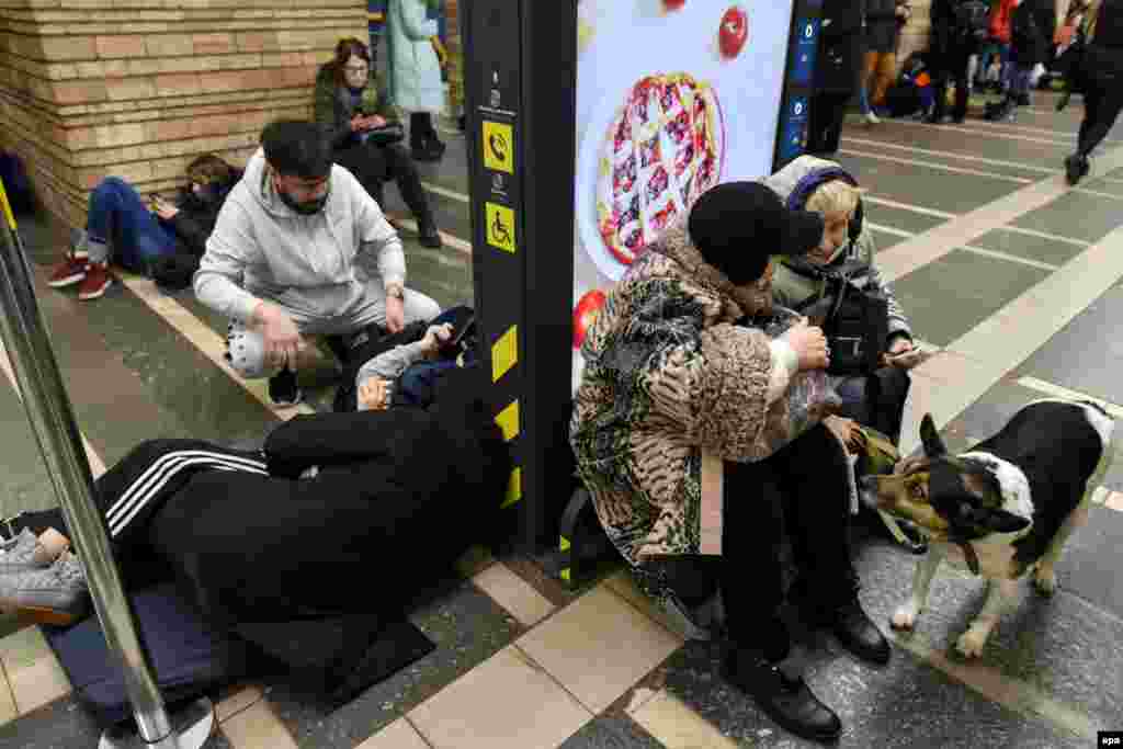 Stacionet e metrove më 24 shkurt u bën strehë për shumë banorë të kryeqytetit ukrainas, Kiev. Pas nisjes së operacionit rus ndaj Ukrainës, autoritetet në Kiev shpallën gjendje lufte.&nbsp; &nbsp;