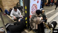 Жители Киева, укрывающиеся от обстрелов в метро.