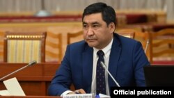 Ministar ekonomije i trgovine Kirgistana Daniyar Amangeldiev rekao je za RSE da Biškek ne može garantovati da se roba pod sankcijama neće izvoziti u Rusiju. 