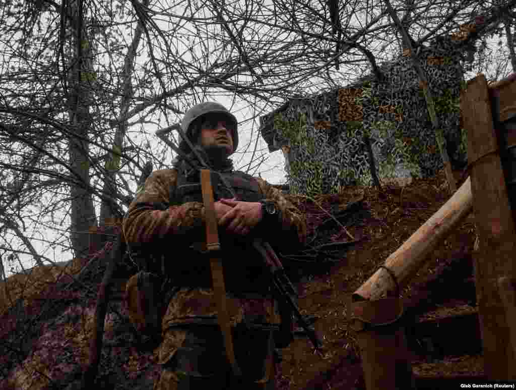 Ukrán katona őrködik a lövészárokban a szakadár donyecki régió Novoluhanszk településéhez közel február 22-én