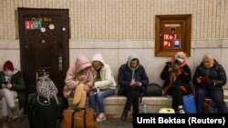 Украина -- Луѓето се собираат на метро станица додека бараат засолниште од очекуваните руски воздушни напади. 