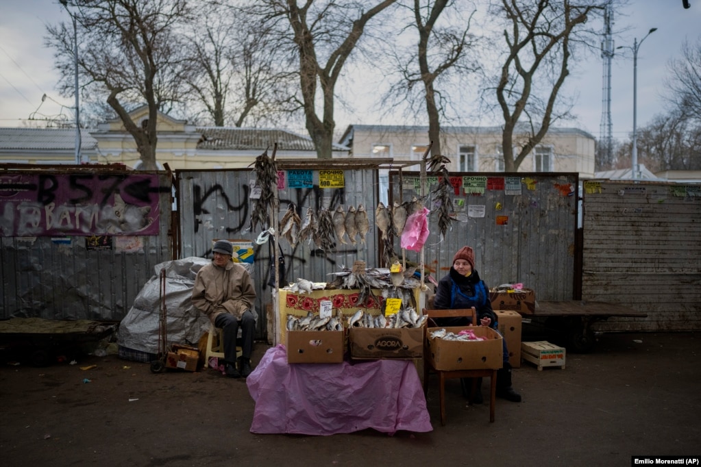 Shitësit ambulantë duke pritur blerës të peshqve të terur në Odesa, Ukrainë, më 17 shkurt.