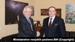 Novoimenovani ambasador Sjedinjenih Američkih Država u Bosni i Hercegovini (BiH) Michael John Murphy i načelnik Odjela za diplomatski protokol Ministarstva vanjskih poslova BiH Mirsad Bešić