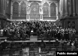 Курт Зингер дирижирует оркестром "Лиги культуры немецких евреев" в Берлинской филармонии, 7 мая 1934 года