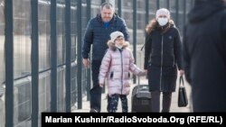 Majka i kćerka prelaze administrativni granični prelaz Stanicja Luhanska, koji razdvaja grad Lugansk pod kontrolom separatista od teritorije koju kontroliše vlada u Kijevu, istok Ukrajine, 20. februar 2022.