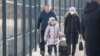 Жена и нејзината ќерка минуваат преку административниот граничен контролен пункт кај Станица Луханска, одвојувајќи го градот Луганск, контролиран од сепаратистите, од територијата контролирана од владата во источна Украина, на 20 февруари.