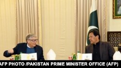 Исламбад- фотографија објавена од Канцеларијата на пакистанскиот премиер Имран Кан и основачот на Мајкрософт Бил Гејтс во домот на премиерот,17.02.2022