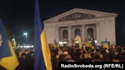 Жителі Маріуполя провели акцію біля місцевого драматичного театру