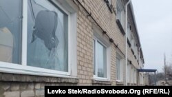 Пошкоджена обстрілом будівля школи у Врубівці, Луганська область, 17 лютого 