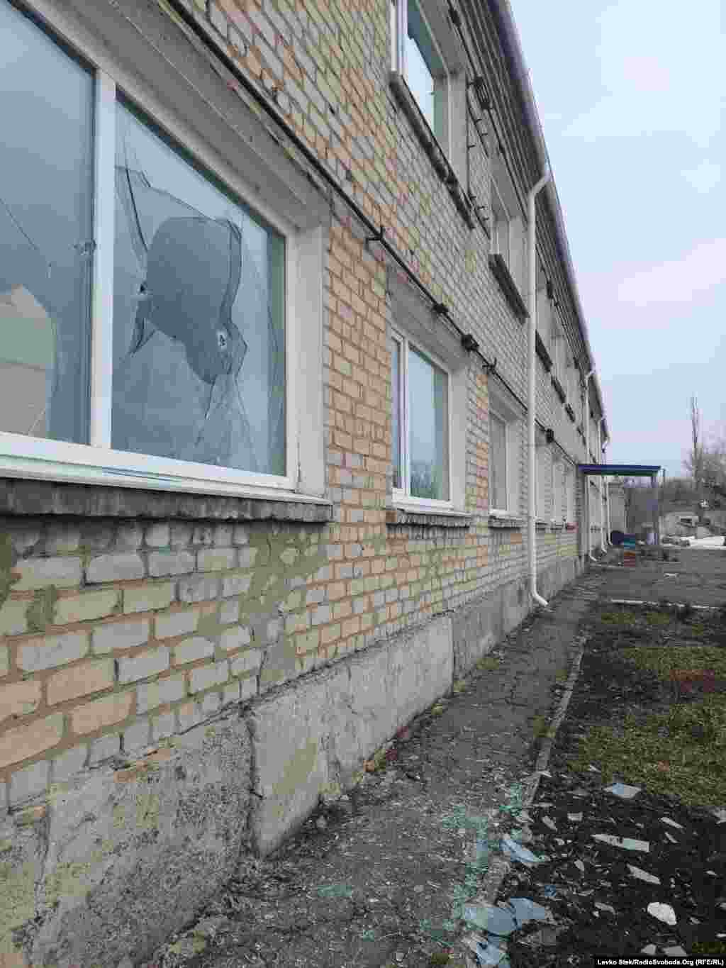 Поврежденная обстрелом школа в себе Врубовка 17 февраля.
