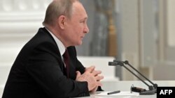 Раніше 21 лютого президент Росії Володимир Путін заявив про «визнання» незаконних збройних угруповань «ЛНР» і «ДНР»