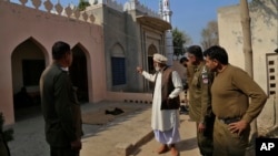 A mosque custodian briefs police officers about the mob lynching attack on Muhammad Mushtaq in Khanewal, eastern Pakistan.