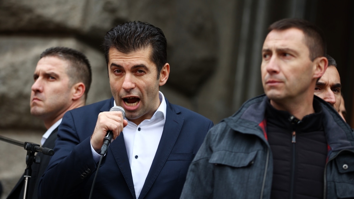 Премиерът Кирил Петков излезе пред протестиращите срещу противоепидемичните мерки на