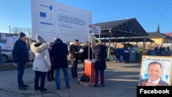 Aktivisták és támogatók gyűjtik a Pócs Jánost támogató aláírásokat 2022. február 20-án