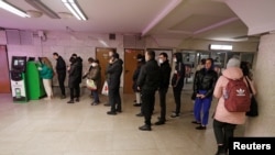  Още с началото на нашествието на Русия се извиха опашки за изтегляне на пари. 