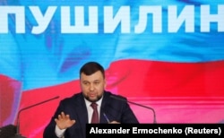 Liderul republicii separatiste pro-ruse Donețk, Denis Pușilin, în timpul unei conferințe de presă din Donețk, Ucraina, 11 februarie 2022. Pușilin îl roagă pe Putin să valideze cât mai repede cu puțință rezultatul unui referendum ce va avea loc în zilele următoare.