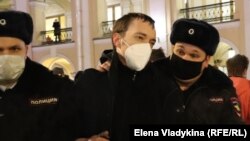 Санкт-Петербургда акцияга чыккандарды полиция кармап баратат. 24-февраль, 2022-жыл.