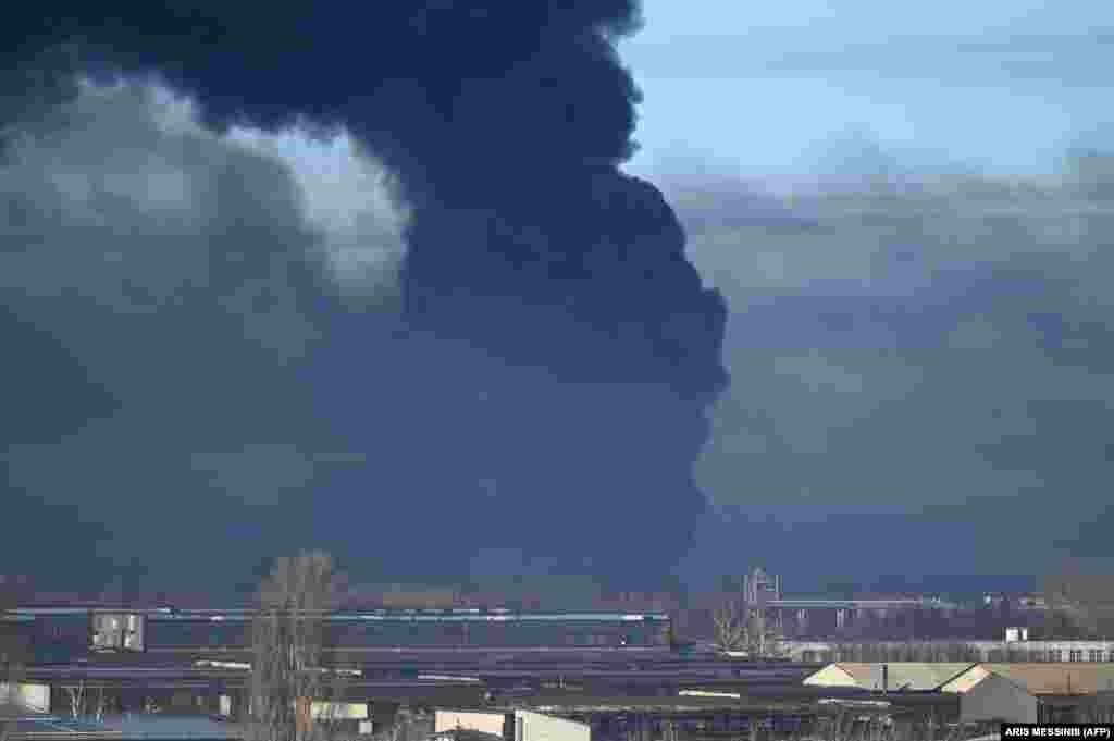 Черен дим се издига от военно летище в Чугуев близо до Харков.