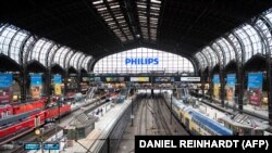 Zaustavljeni vozovi na glavnoj željezničkoj stanici u Hamburgu, Njemačka, 17. februar 2022.