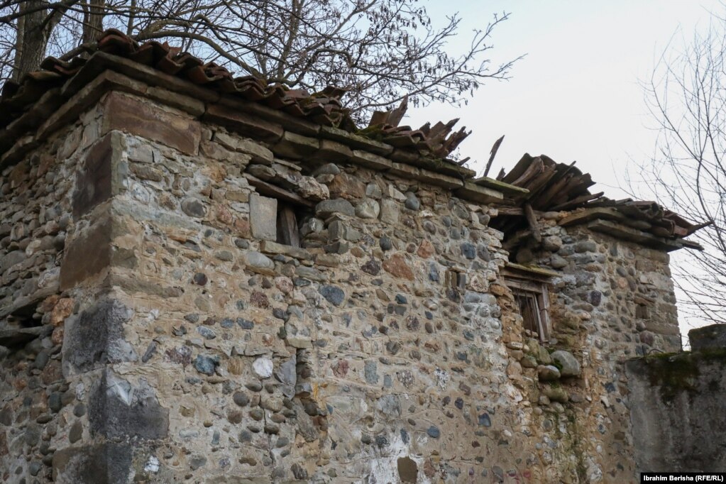 Një pjesë e murit e dëmtuar në Mullirin e Halil Mehmet Bricorit në Pejë.