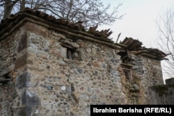 Një pjesë e murit e dëmtuar në Mullirin e Halil Mehmet Bricorit në Pejë.