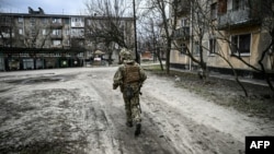 Украинадаги уруш ҳолати тасвирланган расм. Сурат мақоладаги воқеага бевосита алоқадор эмас, иллюстрация сифатида қўлланилган.