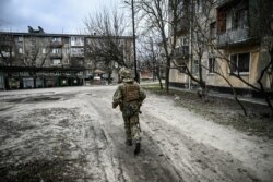 Украинский солдат в городе Счастье Луганской области, 22 февраля, за 2 дня до полномасштабного российского вторжения в Украину