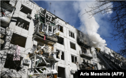 Разрушенное обстрелом здание в городе Чугуев Харьковской области