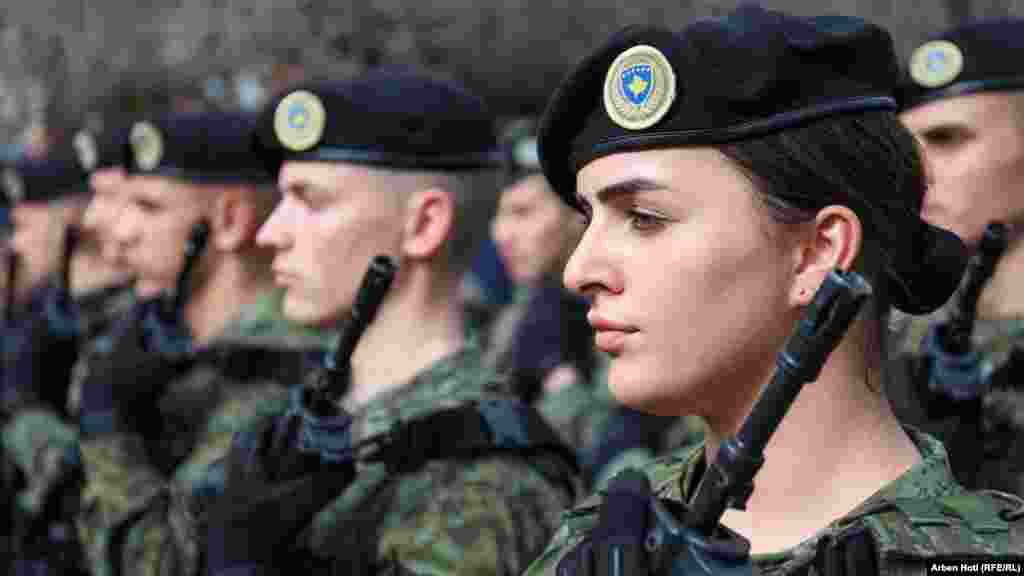 Jedna od pripadnica Kosovskih snaga bezbednosti tokom svečanog defilea
