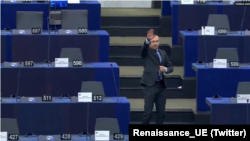Жестът на Ангел Джамбазки в пленарната зала на Европейския парламент, 16 февруари 2022