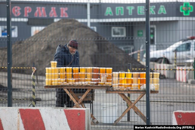 Ky person që shiste mjaltë, u prezantua me emrin Anatolly. Ai shet mjaltë dhe produkte të tjera në afërsi të pikëkalimit në Stanytsya Luhanska.