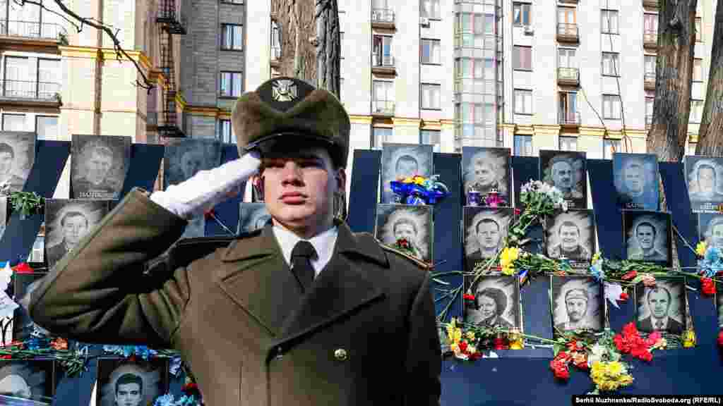 Сумний список Небесної сотні відкрився 22 січня 2014 року, коли від вогнепальних поранень під час сутичок у центрі столиці загинули активісти Майдану Сергій Нігоян і Михайло Жизневський. Того ж дня в лісі під Києвом було знайдено тіло зі слідами тортур активіста Юрія Вербицького. До 18 лютого 2014 року вже налічувалось 9 загиблих