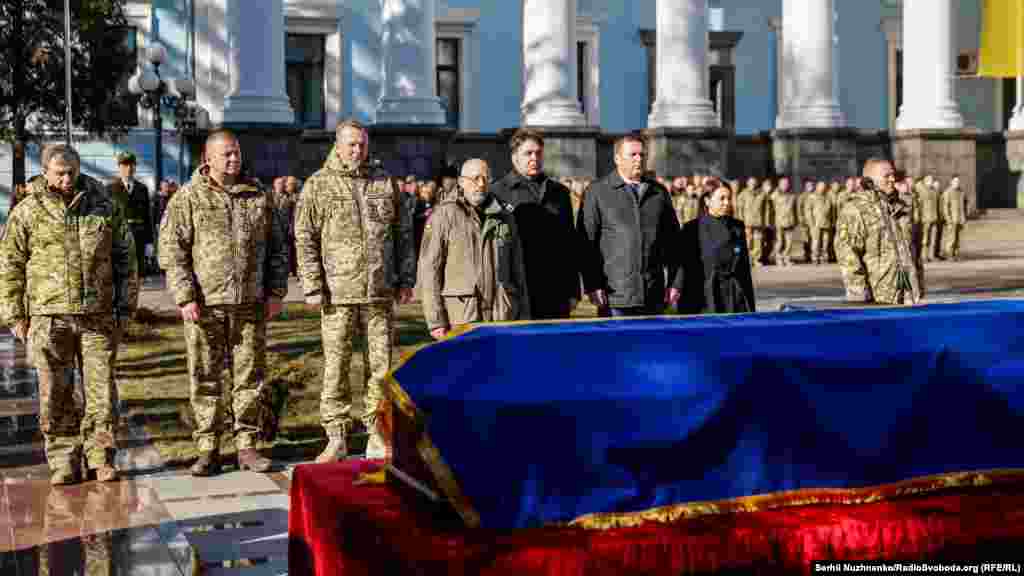 У церемонії прощання взяли участь міністр оборони Олексій Резніков, головнокомандувач Збройних Сил України Валерій Залужний, а також інші представники командування ЗСУ&nbsp;