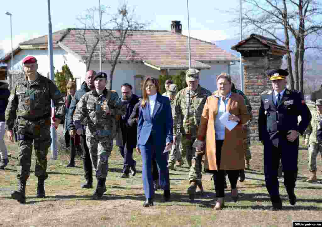 МАКЕДОНИЈА / САД -&nbsp;Македонската министерка за одбрана Славјанка Петровска при работната посета на Соединетите Американски Држави во Пентагон ќе се сретне со потсекретарот за одбрана, задолжен за политички прашања Колин Кал, командантот на Националната гарда на САД, генералот Даниел Хокансон И и командантот на Националната гарда на Вермонт, генерал-мајор Грегори Најт и неколку други воени функционери.