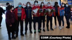 Sportivii români care au ajuns vineri în țară au fost întâmpinați cu flori la sosirea pe aeroportul Otopeni.