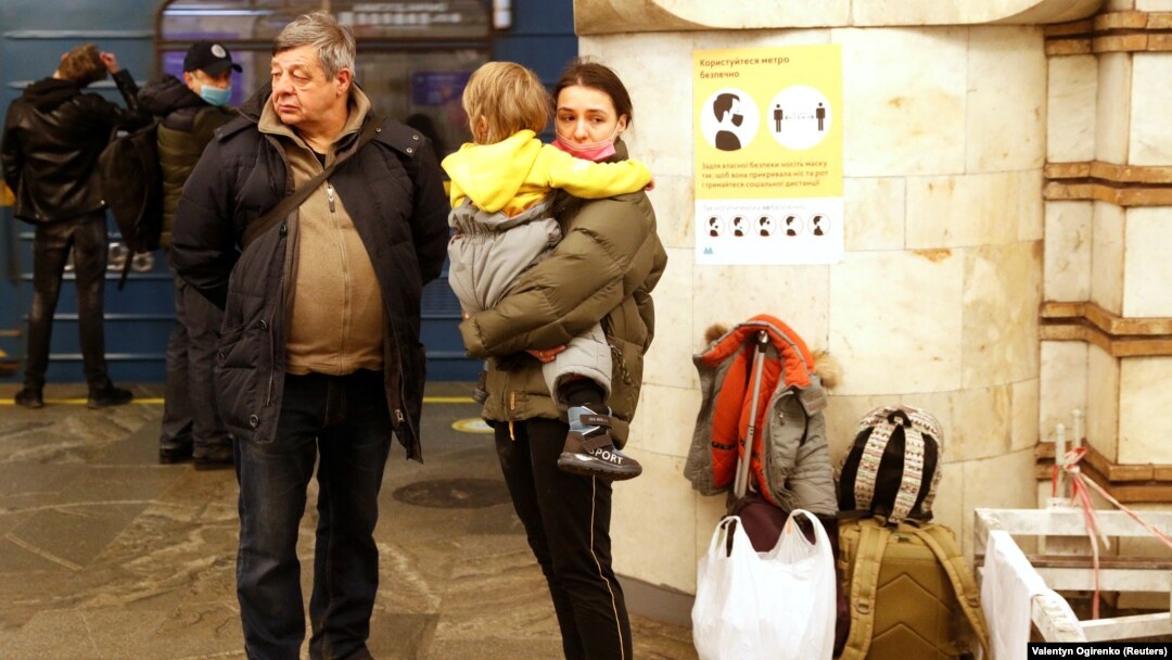 Locuitori din Kiev au părăsit orașul spre vest sau s-au adăpostit în subsoluri, dar și în stațiile de metrou. Bombardamentele au început imediat după anunțul lui Vladimir Putin. Imagine din această dimineață.
