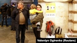 Locuitori din Kiev au părăsit orașul spre vest sau s-au adăpostit în subsoluri, dar și în stațiile de metrou. Bombardamentele au început imediat după anunțul lui Vladimir Putin. Imagine din această dimineață.
