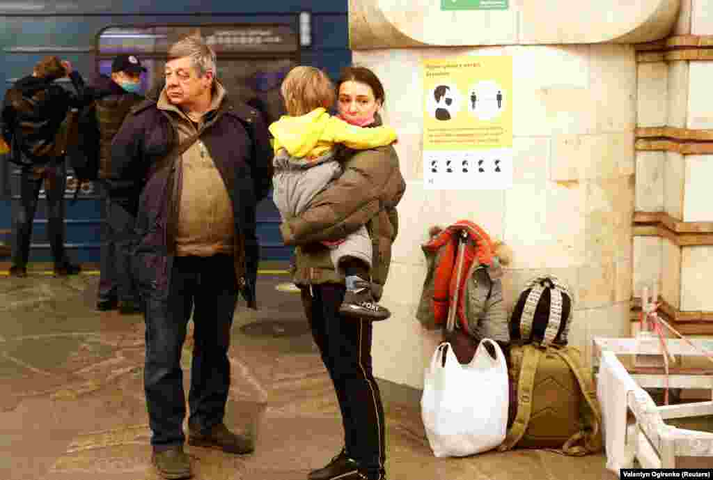 Stațiile de metrou din Kiev s-au transformat, joi dimineață, în adăposturi antiaeriene.